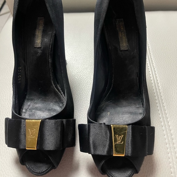 elegant used shoes can be worn with jeans or with appropriately worn dresses/ - Picture 2 of 7